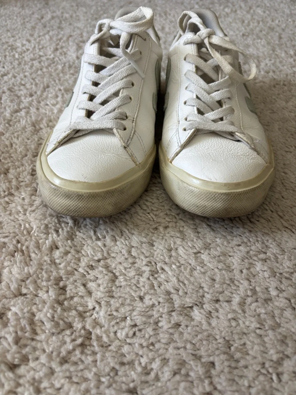 Veja Sneakers - Picture 2 of 8